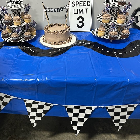 Checkered birthday party decor bundle - Picture 3 of 7